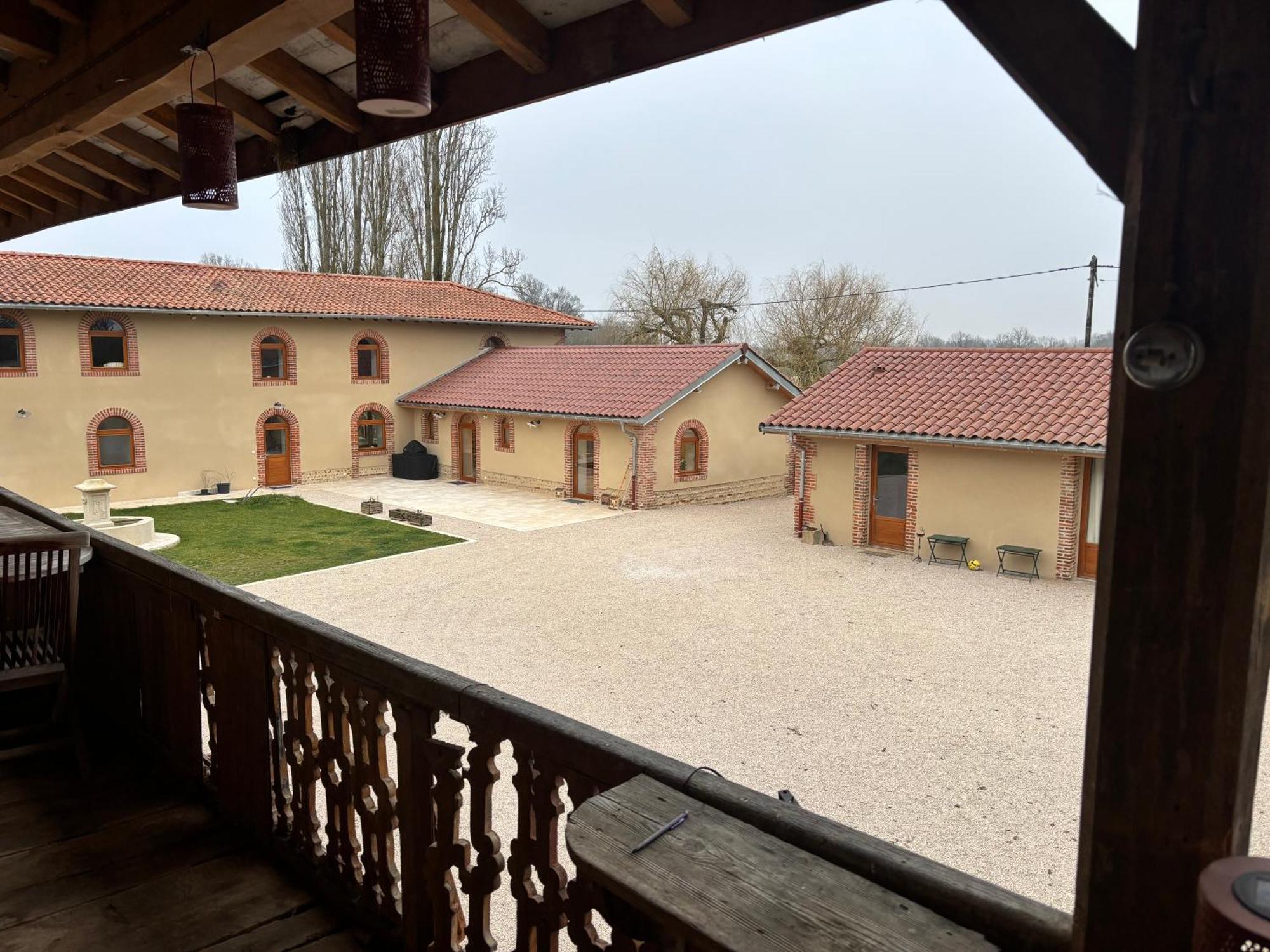 Bed and Breakfast Le Domaine Du Pin Шатийон-сюр-Шаларон Экстерьер фото
